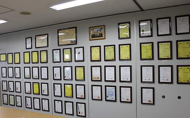 事務所に飾られた数々の特許証